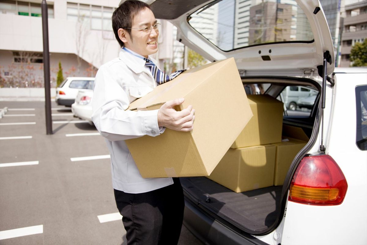 車に荷物を積むドライバー