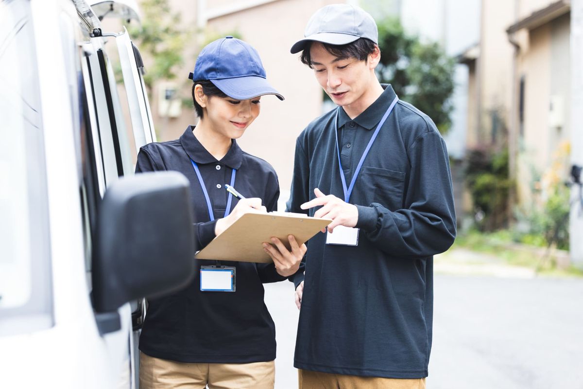 ドライバーと話す担当者