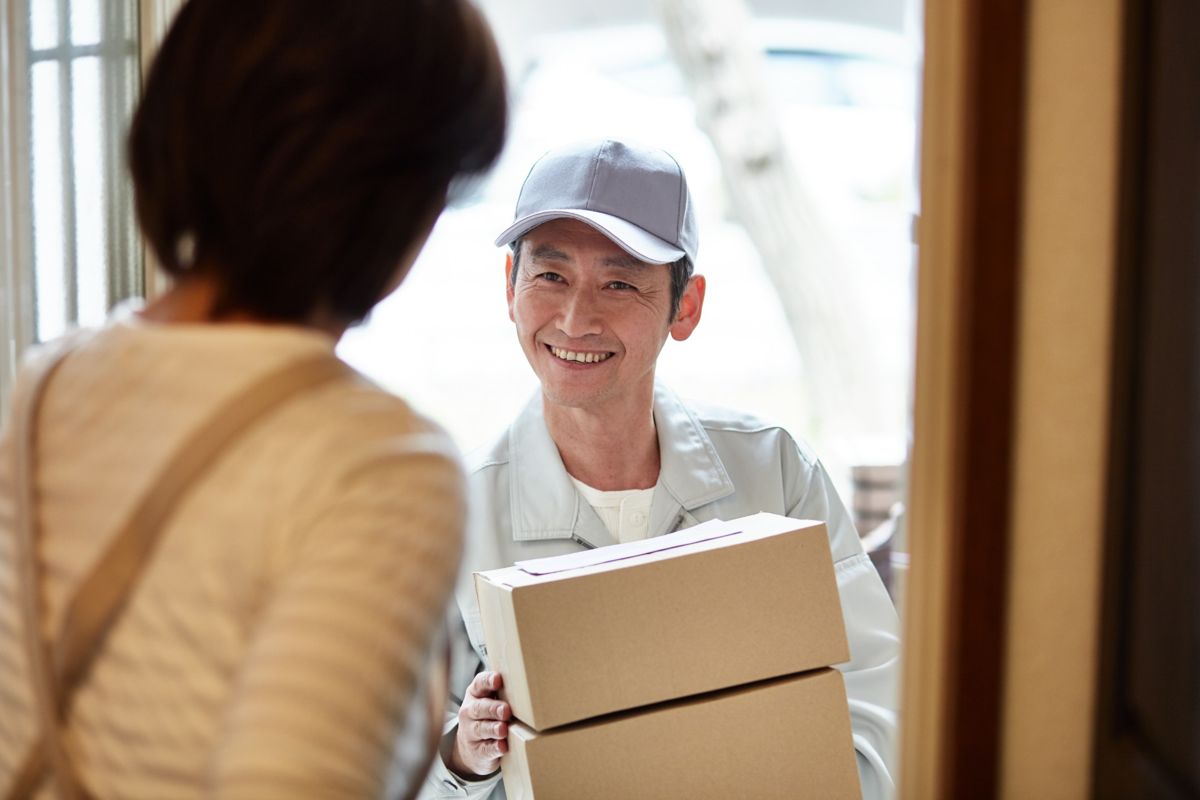 荷物を届けるドライバー