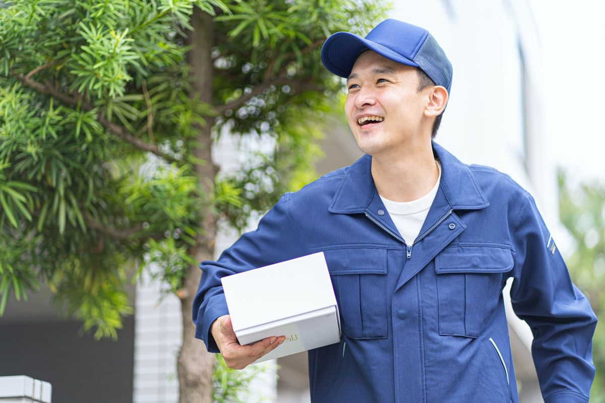 荷物を持つドライバー