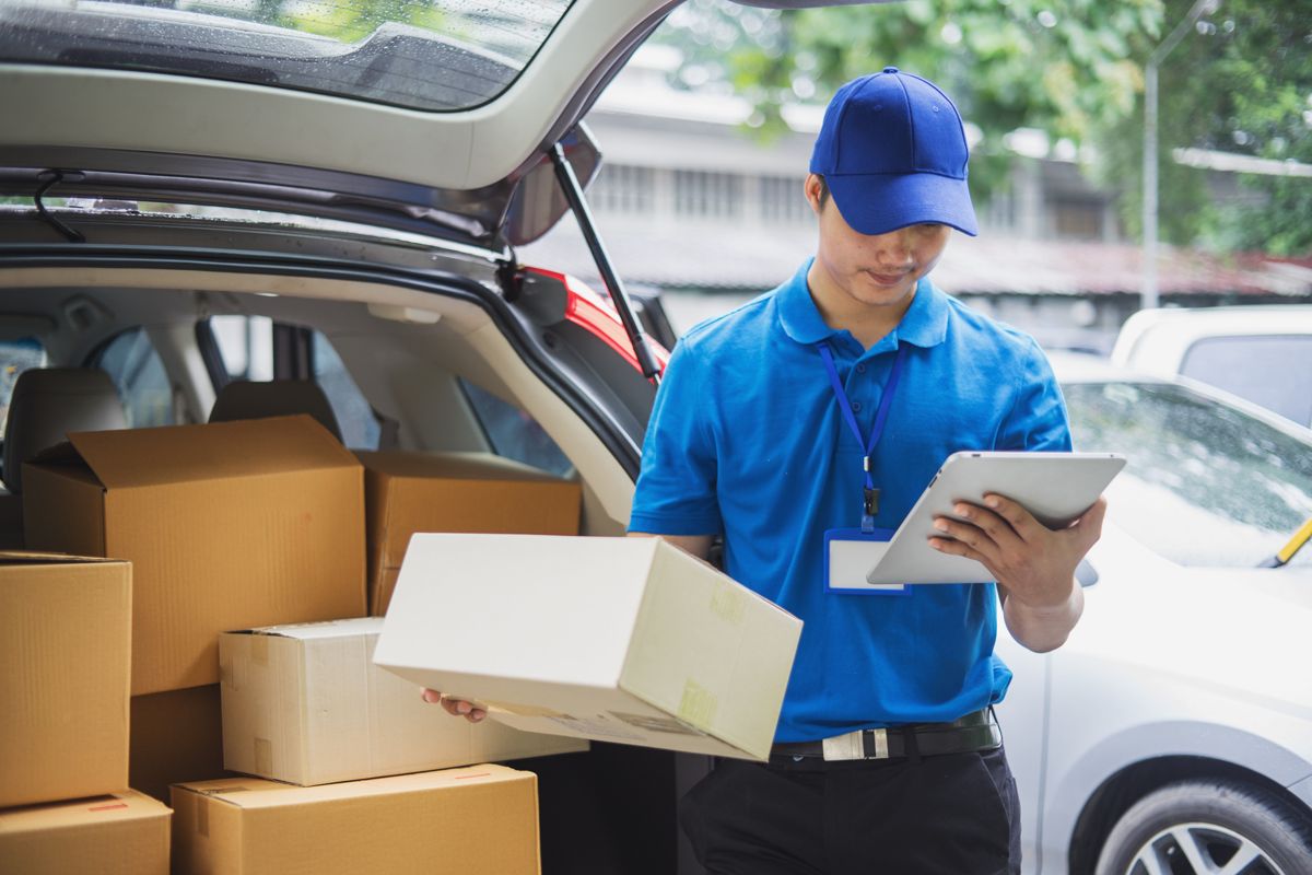 荷物を確認するドライバー