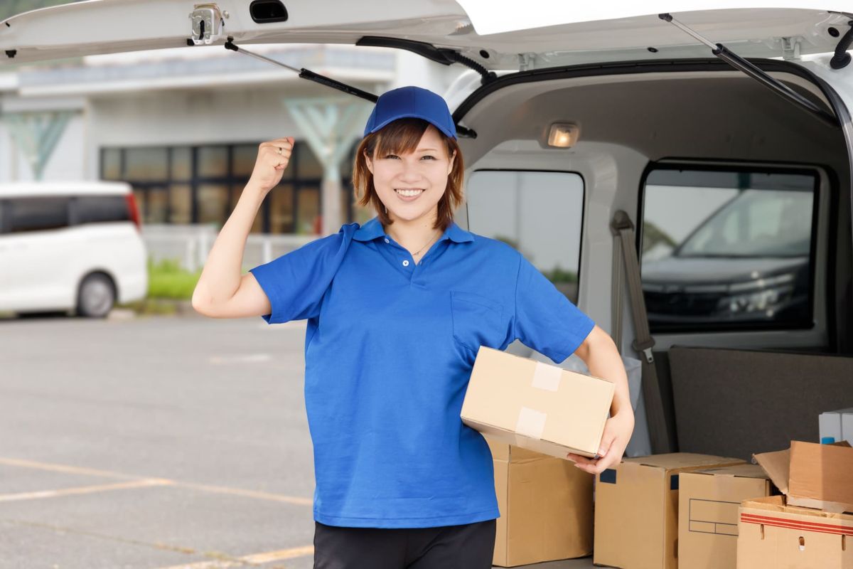 荷物を持つドライバー